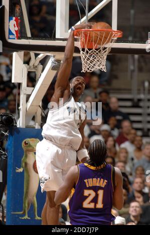 KEIN FILM, KEIN VIDEO, KEIN Fernsehen, KEIN DOKUMENTARFILM - Washington Wizards Antwan Jamison dunks vor Los Angeles Lakers Ronny Turiaf im Verizon Center in Washington DC, USA am 3. Februar 2008. Los Angeles Lakers gewann das Spiel 103-91. Foto von Mitchell Layton/MCT/ABACAPRESS.COM Stockfoto