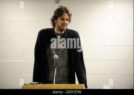 KEIN FILM, KEIN VIDEO, KEIN Fernsehen, KEIN DOKUMENTARFILM - Pau Gasol, das neueste Mitglied der Los Angeles Lakers, spricht auf einer Pressekonferenz vor dem Lakers-Spiel gegen die Washington Wizards am 3. Februar 2008 im Verizon Center in Washington DC, USA. Los Angeles Lakers gewann das Spiel 103-91. Foto von Mitchell Layton/MCT/ABACAPRESS.COM Stockfoto