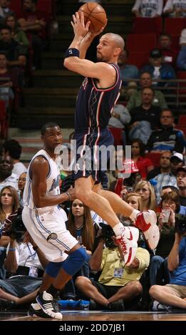 KEIN FILM, KEIN VIDEO, KEIN TV, KEINE DOKUMENTATION - New Jersey Nets Guard Jason Kidd springt über Orlando Magic Guard Keyon Dooling in der Amway Arena in Orlando, FL, USA am 6. Februar 2008. Orlando Magic gewann das Spiel 110-84. Foto von Stephen M. Dowell/Orlando Sentinel/MCT/Cameleon/ABACAPRESS.COM Stockfoto