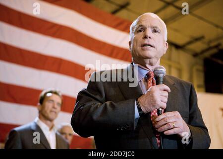 KEIN FILM, KEIN VIDEO, KEIN Fernsehen, KEIN DOKUMENTARFILM - der republikanische, hoffnungsvolle Senator des Präsidenten John McCain spricht während einer Kundgebung am internationalen Flughafen in San Diego, CA, USA am Dienstag, 5. Februar 2008. Foto von Brian Baer/Sacramento Bee/MCT/ABACAPRESS.COM Stockfoto