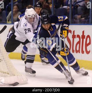 KEIN FILM, KEIN VIDEO, KEIN TV, KEIN DOKUMENTARFILM - der rechte Flügel von St. Louis Blues Dan Hinote (rechts) versucht, sich im Netz zu verwickeln, während er vom Tampa Bay Lightning Center Craig MacDonald am 5. Februar 2008 im Scottrade Center in St. Louis, MO, USA verteidigt wird. Tampa Bay gewann 5:4. Foto von Chris Lee/St. Louis Post-Dispatch/MCT/ABACAPRESS.COM Stockfoto