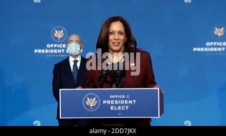 Der designierte Vizepräsident der Vereinigten Staaten Kamala Harris macht seine Bemerkungen, als der designierte US-Präsident Joe Biden am Dienstag, den 24. November 2020, in Wilmington, Delaware, seine Nominierten für „Schlüsselstellen für Außenpolitik und nationale Sicherheit“ bekannt gibt. Quelle: Biden Übergang über CNP /MediaPunch Stockfoto