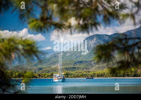 Gulet Segelschiff Kreuzfahrt in einer Bucht bei Phaselis bei Kemer, Provinz Antalya, Mittelmeerküste, Türkei, Osteuropa Stockfoto
