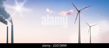 Windturbinen und die Rauchstacks einer Kohle gefeuert Kraftwerk auf einem Panorama-Banner Stockfoto