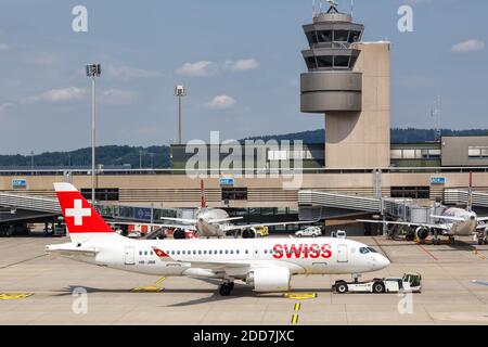 Zürich, Schweiz - 22. Juli 2020: Schweizer Airbus A220-100 am Flughafen Zürich in der Schweiz. Stockfoto