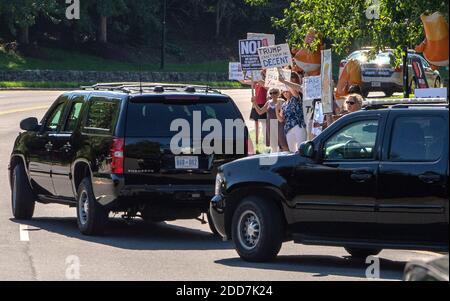 Demonstranten stehen am Straßenrand mit Schildern gegen Präsident Donald Trump, als seine Autokolonne den Trump National Golf Club in Sterling, VA, verlässt. Am 2. September 2018. POOLFOTO Ken Cedeno/UPI Stockfoto