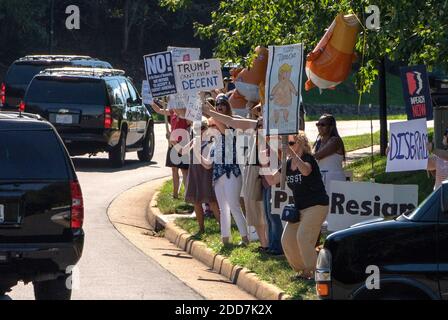 Demonstranten stehen am Straßenrand mit Schildern gegen Präsident Donald Trump, als seine Autokolonne den Trump National Golf Club in Sterling, VA, verlässt. Am 2. September 2018. POOLFOTO Ken Cedeno/UPI Stockfoto