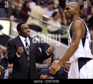 KEIN FILM, KEIN VIDEO, KEIN Fernsehen, KEINE DOKUMENTATION - Dallas Mavericks Cheftrainer Avery Johnson fragt seine Spieler, einschließlich Jerry Stackhouse, als sie während einer Auszeit im ersten Quartal gegen die Memphis Grizzlies im American Airlines Center in Dallas, TX, USA am 8. Februar auf die Bank gehen, 2008. Dallas Mavericks gewann das Spiel 92-81. Foto von Sharon M. Steinman/Fort Worth Star-Telegram/MCT/Cameleon/ABACAPRESS.COM Stockfoto