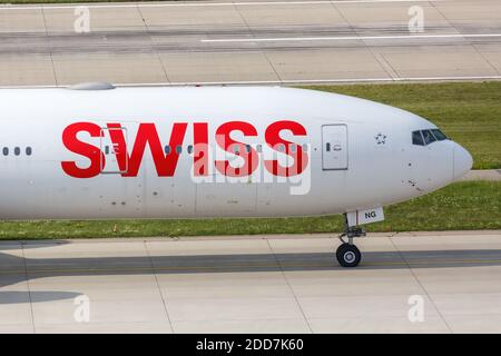 Zürich, Schweiz - 22. Juli 2020: Schweizer Boeing 777-300ER am Flughafen Zürich in der Schweiz. Boeing ist ein amerikanischer Flugzeughersteller hea Stockfoto