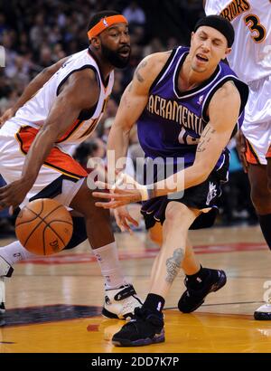 KEIN FILM, KEIN VIDEO, KEIN Fernsehen, KEINE DOKUMENTATION - Baron Davis (5) der Golden State Warriors schlägt den Ball weg, als Sacramento Kings' Mike Bibby (10) am 9. Februar 2008 im ersten Quartal in der Oracle Arena in Oakland, CA, USA, zum Korb fährt. Golden State Warriors gewann das Spiel 105-102. Foto von Jose Carlos Fajardo/Contra Costa Times/MCT/Cameleon/ABACAPRESS.COM Stockfoto