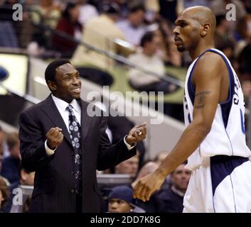 KEIN FILM, KEIN VIDEO, KEIN Fernsehen, KEINE DOKUMENTATION - Dallas Mavericks Cheftrainer Avery Johnson fragt seine Spieler, einschließlich Jerry Stackhouse, als sie während einer Auszeit im ersten Quartal gegen die Memphis Grizzlies im American Airlines Center in Dallas, TX, USA am 8. Februar auf die Bank gehen, 2008. Dallas Mavericks gewann das Spiel 92-81. Foto von Sharon M. Steinman/Fort Worth Star-Telegram/MCT/Cameleon/ABACAPRESS.COM Stockfoto