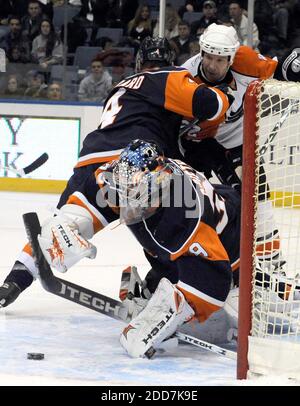 KEIN FILM, KEIN VIDEO, KEIN TV, KEINE DOKUMENTATION - New York Islanders Torwart Rick DiPietro stürzt um einen ankommenden Puck, während Teamkollege Bryan Berard Philadelphia Flyers' Derian Hatcher in der zweiten Periode im Nassau Coliseum in Uniondale in New York, NY, USA am 12. Februar 2008 abstreift. New York Islanders gewann 4:3. Foto von J.Conrad Williams Jr./Newsday/MCT/Cameleon/ABACAPRESS.COM Stockfoto