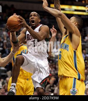 KEIN FILM, KEIN VIDEO, KEIN Fernsehen, KEIN DOKUMENTARFILM - Michael REDD von Milwaukee Bucks fährt am 13. Februar 2008 gegen Tyson Chandler von New Orleans Hornets im Bradley Center in Milwaukee, WI, USA, in den Korb. Die Hornets besiegten die Bucks 111-107. Foto von Benny Sieu/Milwaukee Journal Sentinel/MCT/Cameleon/ABACAPRESS.COM Stockfoto