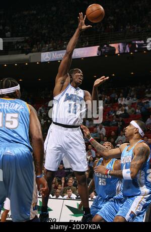 KEIN FILM, KEIN VIDEO, KEIN Fernsehen, KEINE DOKUMENTATION - Orlando Magic Center Dwight Howard punktet über Denver Nuggets Vorwärts Carmelo Anthony, Left, Wache Anthony Carter (25) und Vorwärts Kenyon Martin (4) in der Amway Arena in Orlando, FL, USA am 13. Februar 2008. Orlando Magic Wont er Spiel 109-98. Foto von Stephen M. Dowell/Orlando Sentinel/MCT/Cameleon/ABACAPRESS.COM Stockfoto