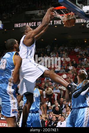 KEIN FILM, KEIN VIDEO, KEIN TV, KEIN DOKUMENTARFILM - Orlando Magic Center Dwight Howard Slam Dunks über Denver Nuggets Forward Carmelo Anthony, Right, and Center Marcus Camby (23) in der Amway Arena in Orlando, FL, USA am 13. Februar 2008. Orlando Magic Wont er Spiel 109-98. Foto von Stephen M. Dowell/Orlando Sentinel/MCT/Cameleon/ABACAPRESS.COM Stockfoto