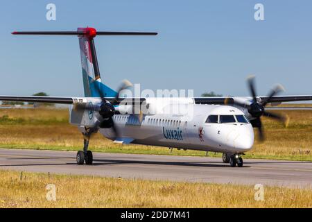 Luxemburg, Luxemburg - 24. Juni 2020: Luxair Bombardier DHC-8-400 Flugzeug am Flughafen Luxemburg in Luxemburg. Stockfoto