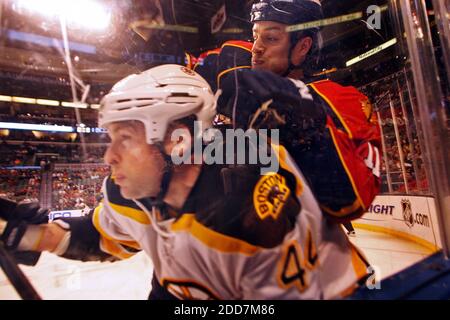 KEIN FILM, KEIN VIDEO, KEIN TV, KEIN DOKUMENTARFILM - The Boston Bruins' Aaron ward (links) wird am 21. Februar 2008 im Bank Atlantic Center in Sunrise, FL, USA, von Gregory Campbell des Florida Panthers in das Glas eingecheckt. Die Bruins besiegten die Panthers, 5-4. Foto von Joe Rimkus Jr./Miami Herald/MCT/Cameleon/ABACAPRESS.COM Stockfoto