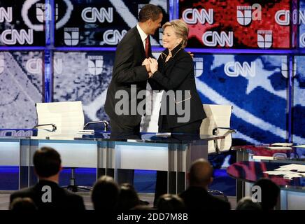 KEIN FILM, KEIN VIDEO, KEIN Fernsehen, KEIN DOKUMENTARFILM - Senator Barack Obama, links und von Senatorin Hillary Clinton umarmen sich nach der CNN/Univision Texas Democratic Party Debatte im UT Recreation Center in Austin, Texas, USA am Donnerstag, 21. Februar 2008. Foto von Tom Pennington/Fort Worth Star-Telegram/MCT/ABACAPRESS.COM Stockfoto