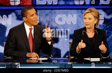 KEIN FILM, KEIN VIDEO, KEIN Fernsehen, KEIN DOKUMENTARFILM - Senator Barack Obama, Linke und Senatorin Hillary Clinton versuchen beide, während der Debatte der CNN/Univision Texas Democratic Party im UT Recreation Center in Austin, Texas, USA am Donnerstag, 21. Februar 2008, einen Punkt zu machen. Foto von Tom Pennington/Fort Worth Star-Telegram/MCT/ABACAPRESS.COM Stockfoto