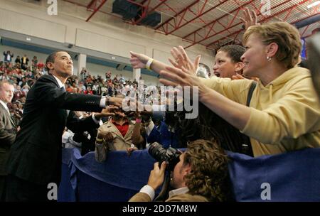KEIN FILM, KEIN VIDEO, KEIN Fernsehen, KEIN DOKUMENTARFILM - der hoffnungsvolle Senator des demokratischen Präsidenten Barack Obama spricht während seines "Stand for Change"-Ratssitzung in Duncanville, Texas, am Mittwoch, dem 27. Februar 2008. Foto von Darrell Byers/Fort Worth Star-Telegram/MCT/ABACAPRESS.COM Stockfoto