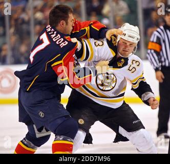 KEIN FILM, KEIN VIDEO, KEIN TV, KEIN DOKUMENTARFILM - Steve Montador von Florida Panthers (links) und Jeremy Reich von Boston Bruins kämpfen während der ersten Periode im Bank Atlantic Center in Sunrise, FL, USA am 21. Februar 2008. Die Bruins besiegten die Panthers, 5-4. Foto von Joe Rimkus Jr./Miami Herald/MCT/Cameleon/ABACAPRESS.COM Stockfoto