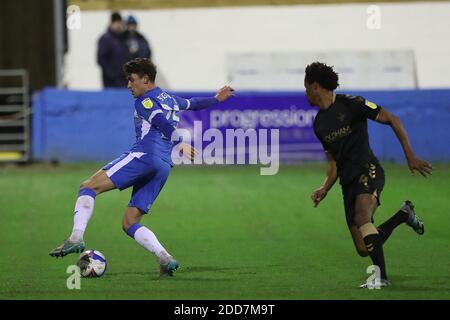BARROW IN FURNESS, ENGLAND. 24. NOVEMBER Harrison Biggins von Barrow während des Sky Bet League 2-Spiels zwischen Barrow und Oldham Athletic in der Holker Street, Barrow-in-Furness am Dienstag, 24. November 2020. (Kredit: Mark Fletcher, Mi News) Kredit: MI Nachrichten & Sport /Alamy Live Nachrichten Stockfoto