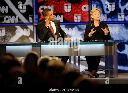 KEIN FILM, KEIN VIDEO, KEIN Fernsehen, KEIN DOKUMENTARFILM - Senator Barack Obama, links, hört Senatorin Hillary Clinton während der CNN/Univision Texas Democratic Party Debatte im UT Recreation Center in Austin, Texas, USA am Donnerstag, 21. Februar 2008. Foto von Tom Pennington/Fort Worth Star-Telegram/MCT/ABACAPRESS.COM Stockfoto