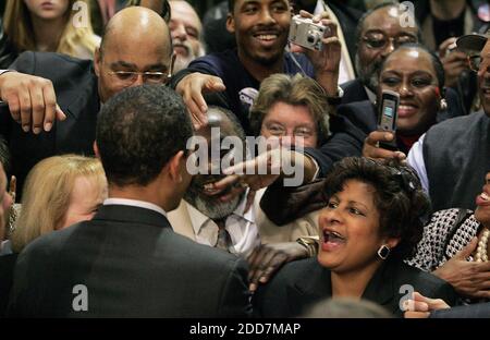 KEIN FILM, KEIN VIDEO, KEIN Fernsehen, KEIN DOKUMENTARFILM - der hoffnungsvolle Senator des demokratischen Präsidenten Barack Obama (D-IL) begrüßt seine Unterstützer bei einem Wahlkampfstopp im John S. Knight Center am Samstag, dem 23. Februar 2008, in Akron, OH, USA. Foto von Ken Love/Akron Beacon Journal/MCT/ABACAPRESS.COM Stockfoto