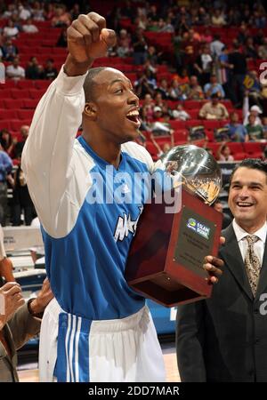 KEIN FILM, KEIN VIDEO, KEIN TV, KEIN DOKUMENTARFILM - Orlando Magic Center Dwight Howard feiert während des Vorspiels, nachdem Magic COO Alex Martins ihm die Slam Dunk Trophäe vor dem Spiel gegen die Philadelphia 76ers in der Amway Arena in Orlando, FL, USA am 22. Februar 2008 überreichte. Die Magie besiegte die Sixers, 115-99. Foto von Gary W. Green/Orlando Sentinel/MCT/Cameleon/ABACAPRESS.COM Stockfoto