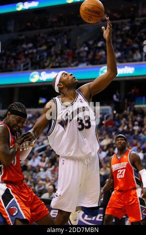 KEIN FILM, KEIN VIDEO, KEIN Fernsehen, KEIN DOKUMENTARFILM - Brendan Haywood (33) von Washington Wizards greift nach einem Rebound, da er am 23. Februar 2008 im Verizon Center in Washington, DC, USA von Charlotte Bobcats Jeff McInnis (0) während der zweiten Halbzeit-Aktion angestickt wird. Washington Wizards gewann 110-95. Foto von Harry E. Walker/MCT/ABACAPRESS.COM Stockfoto