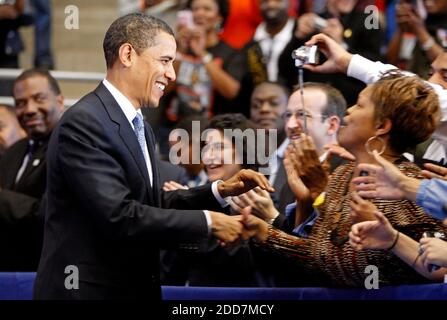 KEIN FILM, KEIN VIDEO, KEIN Fernsehen, KEIN DOKUMENTARFILM - der hoffnungsvolle Senator des demokratischen Präsidenten Barack Obama spricht während seines "Stand for Change"-Ratssitzung in Duncanville, Texas, am Mittwoch, dem 27. Februar 2008. Foto von Darrell Byers/Fort Worth Star-Telegram/MCT/ABACAPRESS.COM Stockfoto