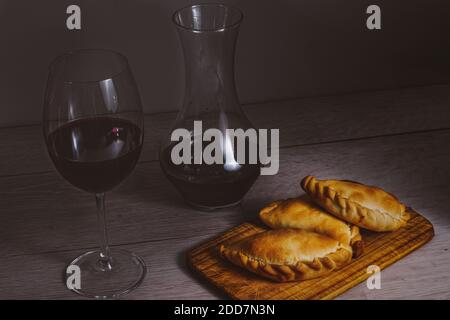 Argentinische leckere Empanadas und Wein Stockfoto