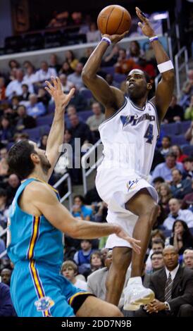 KEIN FILM, KEIN VIDEO, KEIN Fernsehen, KEIN DOKUMENTARFILM - Antawn Jamison (4) von Washington Wizards macht am 2. März 2008 im Verizon Center in Washington, DC, USA einen Schuss gegen Peja Stojakovic (16) von New Orleans Hornets Vorwärts. Washington Wizards gewann das Spiel 101-84. Foto von Harry E. Walker/MCT/ABACAPRESS.COM Stockfoto