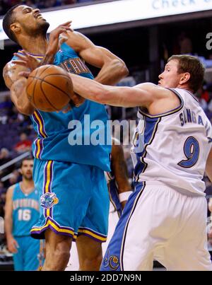 KEIN FILM, KEIN VIDEO, KEIN Fernsehen, KEIN DOKUMENTARFILM - Darius Songaila (9) von Washington Wizards schlägt den Ball vom New Orleans Hornets Center Tyson Chandler während der Aktion im ersten Quartal im Verizon Center in Washington, DC, USA am 2. März 2008. Washington Wizards gewann das Spiel 101-84. Foto von Harry E. Walker/MCT/ABACAPRESS.COM Stockfoto