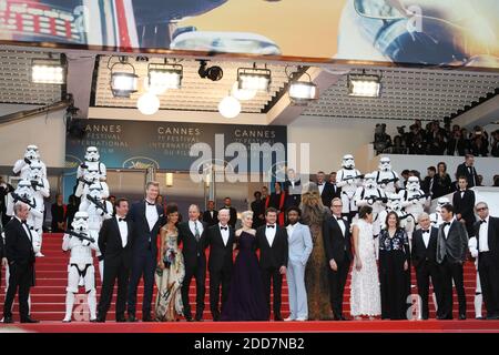 Chewbacca, finnischer Schauspieler Joonas Suotamo, britische Schauspielerin Thandie Newton, US-Schauspieler Woody Harrelson, US-Regisseur Ron Howard, britische Schauspielerin Emilia Clarke, US-Schauspieler Alden Ehrenreich, US-Schauspieler Donald Glover, britische Schauspielerin Phoebe Waller-Bridge, US-Produzent Kathleen Kennedy, US-Schriftsteller Lawrence Kasdan, DER US-Schriftsteller Jon Kasdan posiert mit dem Generaldelegierten der Filmfestspiele von Cannes, Thierry Fremaux, als sie am 15. Mai 2018 zur Vorführung des Films 'Solo : A Star Wars Story' bei der 71. Ausgabe der Filmfestspiele von Cannes in Cannes, Südfrankreich, eintreffen. Foto von David Boyer/ABACAPRESS.COM Stockfoto