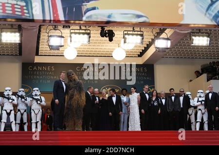 Chewbacca, finnischer Schauspieler Joonas Suotamo, britische Schauspielerin Thandie Newton, US-Schauspieler Woody Harrelson, US-Regisseur Ron Howard, britische Schauspielerin Emilia Clarke, US-Schauspieler Alden Ehrenreich, US-Schauspieler Donald Glover, britische Schauspielerin Phoebe Waller-Bridge, US-Produzent Kathleen Kennedy, US-Schriftsteller Lawrence Kasdan, DER US-Schriftsteller Jon Kasdan posiert mit dem Generaldelegierten der Filmfestspiele von Cannes, Thierry Fremaux, als sie am 15. Mai 2018 zur Vorführung des Films 'Solo : A Star Wars Story' bei der 71. Ausgabe der Filmfestspiele von Cannes in Cannes, Südfrankreich, eintreffen. Foto von David Boyer/ABACAPRESS.COM Stockfoto
