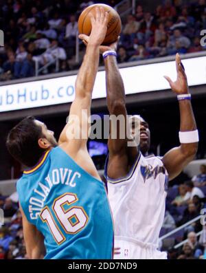 KEIN FILM, KEIN VIDEO, KEIN Fernsehen, KEIN DOKUMENTARFILM - New Orleans Hornets Forward Peja Stojakovic (16) verteidigt am 2. März 2008 einen Schussversuch der Washington Wizards' Antawn Jamison im dritten Viertel im Verizon Center in Washington, DC, USA. Washington Wizards gewann das Spiel 101-84. Foto von Harry E. Walker/MCT/ABACAPRESS.COM Stockfoto