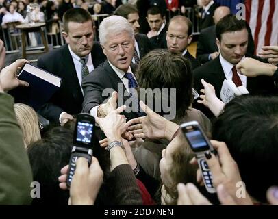 KEIN FILM, KEIN VIDEO, KEIN Fernsehen, KEIN DOKUMENTARFILM - der ehemalige Präsident Bill Clinton arbeitet die Menge, nachdem er am 7. März 2008 auf dem Campus von Penn State Brandywine in Media, PA, USA, für seine Frau, die Präsidentschaftskandidatin der Demokraten, Senatorin Hillary Clinton, geworben hat. Foto von Michael Bryant/Philadelphia Inquirer/MCT/ABACAPRESS.COM Stockfoto