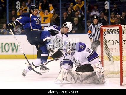 KEIN FILM, KEIN VIDEO, KEIN TV, KEINE DOKUMENTATION - St. Louis Blues Center Ryan Johnson (links) punktet nach dem Absturz in Los Angeles Kings Verteidiger Peter Harrold und Torhüter Erik Ersberg für das Spiel-Siegtreffer im Scottrade Center in St. Louis, MI, USA am 4. März 2008. St. Louis Blues gewann 3:2. Foto von Chris Lee/St. Louis Post-Dispatch/MCT/ABACAPRESS.COM Stockfoto