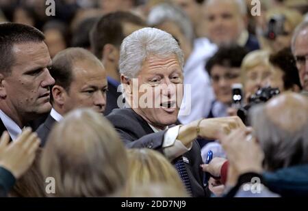 KEIN FILM, KEIN VIDEO, KEIN Fernsehen, KEIN DOKUMENTARFILM - der ehemalige Präsident Bill Clinton arbeitet die Menge, nachdem er am 7. März 2008 auf dem Campus von Penn State Brandywine in Media, PA, USA, für seine Frau, die Präsidentschaftskandidatin der Demokraten, Senatorin Hillary Clinton, geworben hat. Foto von Michael Bryant/Philadelphia Inquirer/MCT/ABACAPRESS.COM Stockfoto