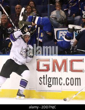 KEIN FILM, KEIN VIDEO, KEIN TV, KEIN DOKUMENTARFILM - St. Louis Blues Verteidiger Jay McKee (rechts) wird über die Bretter in die Bank von Los Angeles Kings linker Flügel Dustin Brown (links) in der dritten Periode Aktion im Scottrade Center in St. Louis, MI, USA am 4. März 2008 geklappt. St. Louis Blues gewann 3:2. Foto von Chris Lee/St. Louis Post-Dispatch/MCT/ABACAPRESS.COM Stockfoto