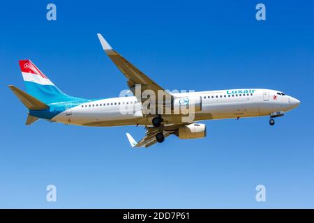 Luxemburg, Luxemburg - 24. Juni 2020: Luxair Boeing 737-800 Flugzeug am Flughafen Luxemburg in Luxemburg. Boeing ist ein amerikanischer Flugzeughersteller Stockfoto