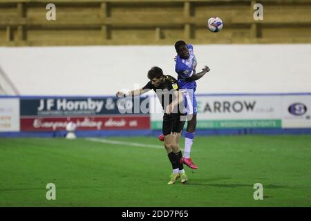 BARROW IN FURNESS, ENGLAND. 24. NOVEMBER Yoan Zouma von Barrow bestreitet einen Header mit Bobby Grant von Oldham Athletic während des Sky Bet League 2 Spiels zwischen Barrow und Oldham Athletic in der Holker Street, Barrow-in-Furness am Dienstag, 24. November 2020. (Kredit: Mark Fletcher, Mi News) Kredit: MI Nachrichten & Sport /Alamy Live Nachrichten Stockfoto