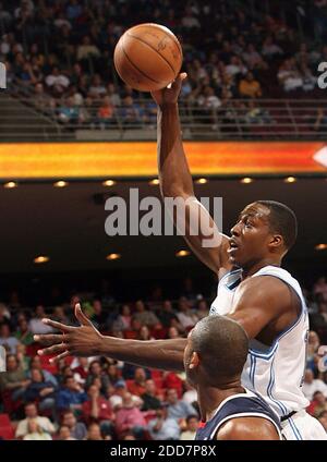 KEIN FILM, KEIN VIDEO, KEIN TV, KEIN DOKUMENTARFILM - Dwight Howard von Orlando Magic dreht für zwei Personen während der Action in der Amway Arena in Orlando, FL, USA am 10. März 2008. The Magic besiegte die Hawks, 123-112. Foto von Gary W. Green/Orlando Sentinel/MCT/Cameleon/ABACAPRESS.COM Stockfoto