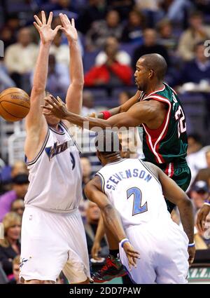 KEIN FILM, KEIN VIDEO, KEIN Fernsehen, KEIN DOKUMENTARFILM - Milwaukee Bucks Michael REDD (22) spielt den Ball um Washington Wizards Darius Songaila (9), während DeShawn Stevenson (2) sich während ihres Spiels nähert, das am 11. März 2008 im Verizon Center in Washington, DC, USA gespielt wurde. Washington Wizards gewann das Spiel 105-97. Foto von Harry E. Walker/MCT/ABACAPRESS.COM Stockfoto