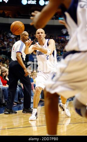KEIN FILM, KEIN VIDEO, KEIN Fernsehen, KEINE DOKUMENTATION - Jason Kidd (2) von Dallas Mavericks geht im zweiten Quartal gegen die New Jersey Netze im American Airlines Center in Dallas, TX, USA, am 8. März 2008 an Teamkollegen Jerry Stackhouse über. Dallas Mavericks gewann 111-91. Foto von Ralph Lauer/Fort Worth Star-Telegram/MCT/Cameleon/ABACAPRESS.COM Stockfoto