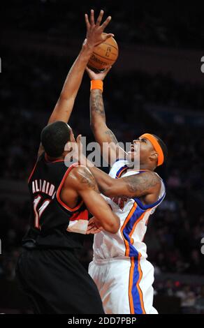 Quentin Richardson (rechts) der New Yorker Knicks schießt am 8. März 2008 im ersten Viertel im Madison Square Garden in New York City, NY, USA, über den Portland Trailblazers Verteidiger LaMarcus Aldridge. Die Blazers besiegten die Knicks, 120-114. Foto von J. Conrad Williams Jr./Newsday/MCT/Cameleon/ABACAPRESS.COM Stockfoto