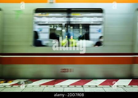 Die U-Bahn fährt von einem Bahnhof in Tokio, Japan ab Stockfoto