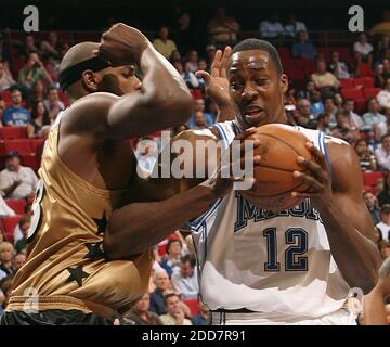 KEIN FILM, KEIN VIDEO, KEIN Fernsehen, KEIN DOKUMENTARFILM - Orlando Magic Center Dwight Howard (12) fährt am 19. März 2008 in der ersten Hälfte gegen das Washington Wizards Center Brendan Haywood in der Amway Arena in Orlando, FL, USA. Die Zauberer besiegten die Magie, 87-86. Foto von Gary W. Green/Orlando Sentinel/MCT/Cameleon/ABACAPRESS.COM Stockfoto