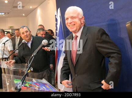 KEIN FILM, KEIN VIDEO, KEIN Fernsehen, KEIN DOKUMENTARFILM - der israelische Verteidigungsminister Ehud Barak, Linke und US-Senator John McCain treffen sich am 19. März 2008 mit Reportern in Sderot, Israel, nachdem er die Stadt bereist hatte, die vom palästinensischen Raketenbeschuss schwer getroffen wurde. Foto von Dion Nissenbaum/MCT/ABACAPRESS.COM Stockfoto